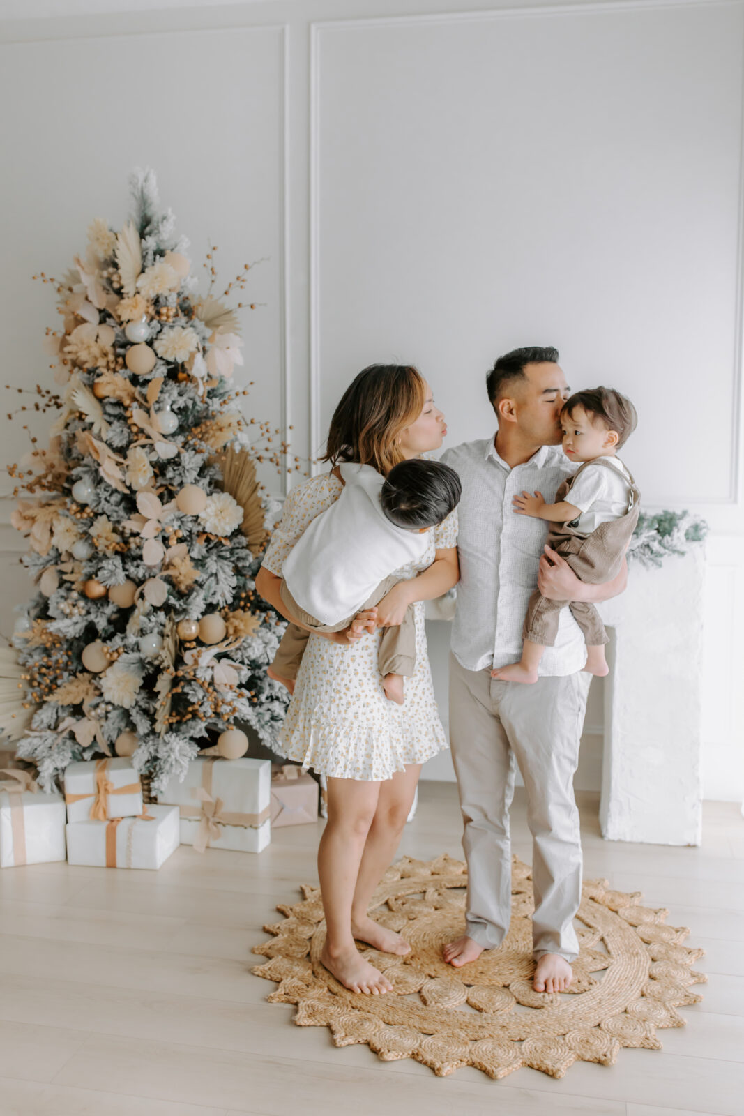 2023 Stunning Studio Holiday Family Mini Sessions in San Jose